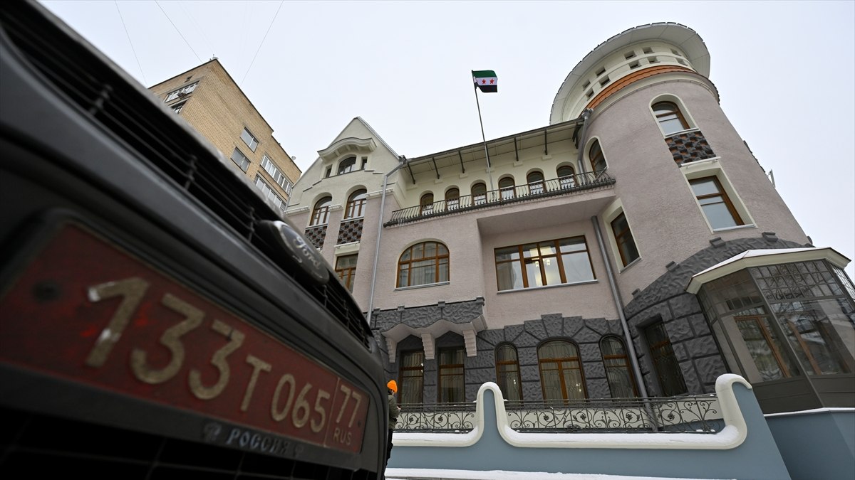 Rusya’da Suriye Büyükelçiliği’ne yeni bayrak asıldı